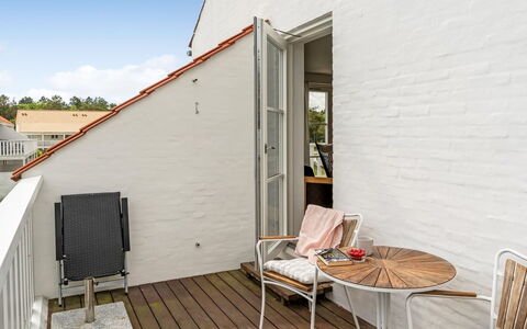 Jelke - 1Km from the Sea: Meubilair, Interieur Ontwerp, Flooring, Verdieping, Plafond, Kamer, Stoel, Tafel, Appartement, Keuken En Eettafel