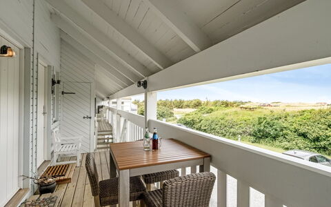 Jelke - 1Km from the Sea: Meubilair, Interieur Ontwerp, Flooring, Verdieping, Plafond, Kamer, Stoel, Tafel, Appartement, Keuken En Eettafel