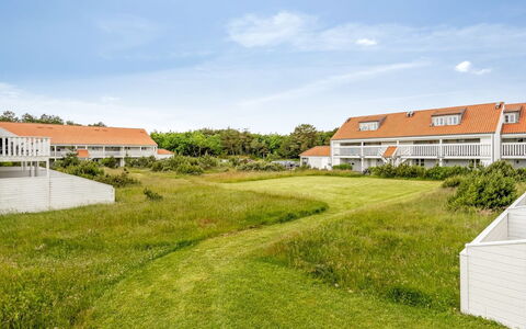 Jelke - 1Km from the Sea: Meubilair, Interieur Ontwerp, Flooring, Verdieping, Plafond, Kamer, Stoel, Tafel, Appartement, Keuken En Eettafel