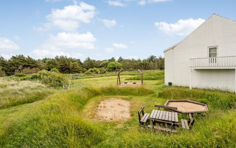 Jelke - 1Km from the Sea: Meubilair, Interieur Ontwerp, Flooring, Verdieping, Plafond, Kamer, Stoel, Tafel, Appartement, Keuken En Eettafel
