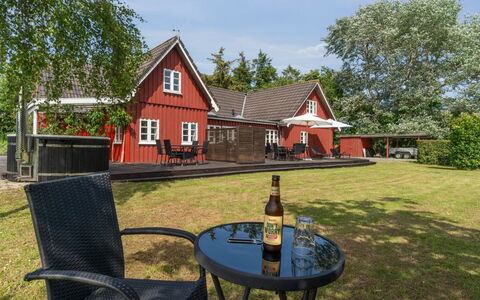 Ieva - 3.9Km from the Sea: Huis, Woongebied, Huis, Verblijf, Dak, Land Lot, Siding, Tuin, Landgoed, Gazon