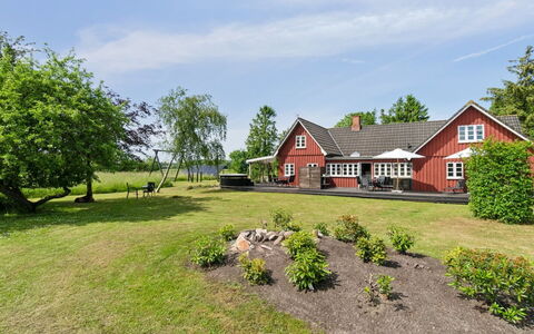 Ieva - 3.9Km from the Sea: Huis, Woongebied, Huis, Verblijf, Dak, Land Lot, Siding, Tuin, Landgoed, Gazon