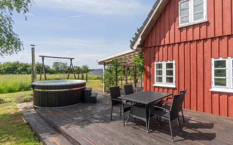 Ieva - 3.9Km from the Sea: Huis, Woongebied, Huis, Verblijf, Dak, Land Lot, Siding, Tuin, Landgoed, Gazon