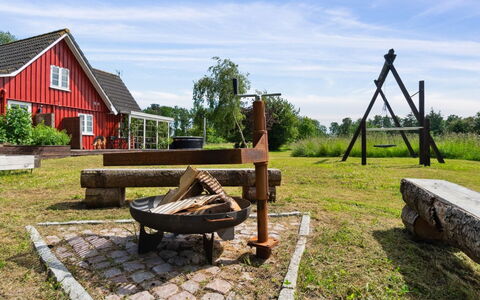 Ieva - 3.9Km from the Sea: Huis, Woongebied, Huis, Verblijf, Dak, Land Lot, Siding, Tuin, Landgoed, Gazon