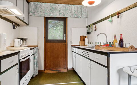 Awa - 800M from the Sea: Hout, Interieur Ontwerp, Meubilair, Flooring, Keuken, Countertop, Plafond, Kamer, Lichte Inrichting, Beits