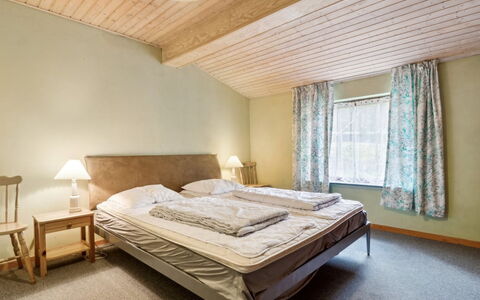 Awa - 800M from the Sea: Bed, Interieur Ontwerp, Slaapkamer, Verdieping, Laken, Flooring, Bedding, Hout, Plafond, Meubilair