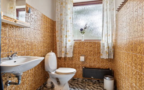 Awa - 800M from the Sea: Muur, Loodgieterswerkinrichting, Badkamer, Flooring, Verdieping, Interieur Ontwerp, Wastafel In De Badkamer, Loodgieter, Toilet, Tegel