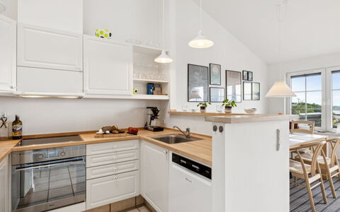 Isbiorn - 300M from the Sea: Keuken, Meubilair, Countertop, Flooring, Interieur Ontwerp, Cabinetry, Toestel Van De Keuken, Verdieping, Hout, Plafond