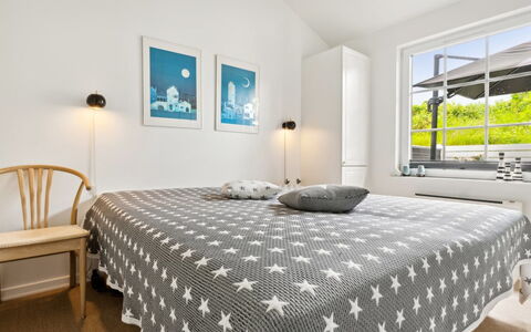 Isbiorn - 300M from the Sea: Bed, Slaapkamer, Meubilair, Interieur Ontwerp, Bedding, Verdieping, Laken, Hout, Flooring, Plafond