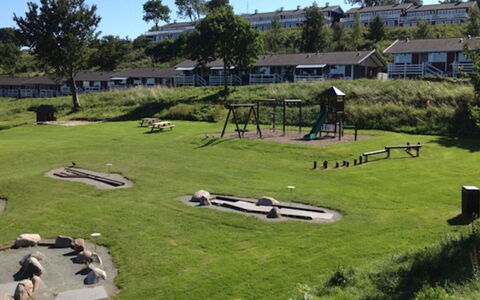 Isbiorn - 300M from the Sea: Gras, Gazon, Recreatie, Park, Tuin, Werf, Landscaping, Backyard