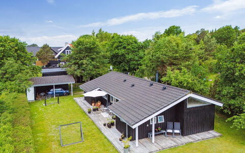 Caro - 900M from the Sea: Meubilair, Interieur Ontwerp, Flooring, Verdieping, Plafond, Kamer, Stoel, Tafel, Appartement, Keuken En Eettafel