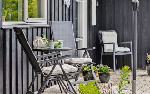 Caro - 900M from the Sea: Meubilair, Interieur Ontwerp, Flooring, Verdieping, Plafond, Kamer, Stoel, Tafel, Appartement, Keuken En Eettafel