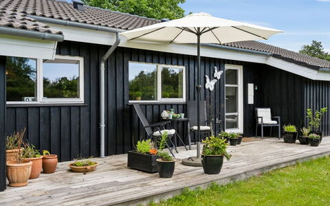 Caro - 900M from the Sea: Meubilair, Interieur Ontwerp, Flooring, Verdieping, Plafond, Kamer, Stoel, Tafel, Appartement, Keuken En Eettafel
