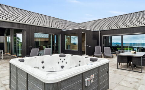 Straale - 50M from the Sea: Dak, Huis, Huis, Verblijf, Deur, Siding, Dek, Veranda, Plank, Hardwood