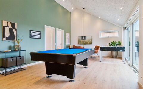Straale - 50M from the Sea: Dak, Huis, Huis, Verblijf, Deur, Siding, Dek, Veranda, Plank, Hardwood