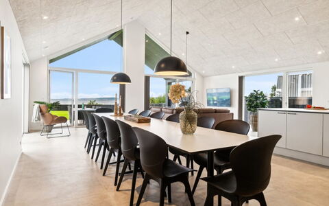 Straale - 50M from the Sea: Dak, Huis, Huis, Verblijf, Deur, Siding, Dek, Veranda, Plank, Hardwood