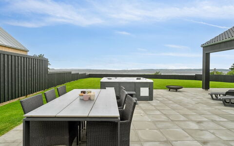Straale - 50M from the Sea: Dak, Huis, Huis, Verblijf, Deur, Siding, Dek, Veranda, Plank, Hardwood