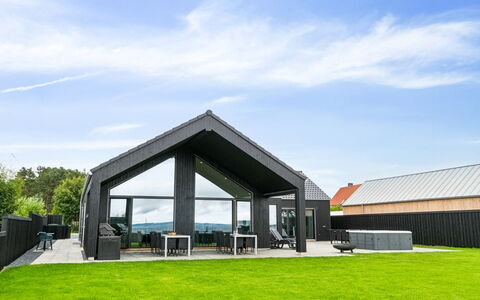 Straale - 50M from the Sea: Dak, Huis, Huis, Verblijf, Deur, Siding, Dek, Veranda, Plank, Hardwood