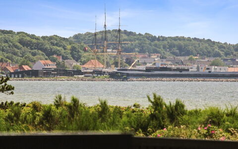 Straale - 50M from the Sea: Dak, Huis, Huis, Verblijf, Deur, Siding, Dek, Veranda, Plank, Hardwood
