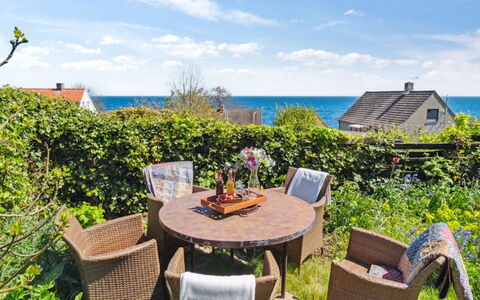 Santuzza - 100M from the Sea: Meubilair, Interieur Ontwerp, Flooring, Verdieping, Plafond, Kamer, Stoel, Tafel, Appartement, Keuken En Eettafel
