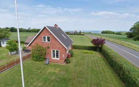 Hildulf - 1Km from the Sea: Hout, Dak, Architectuur, Huis, Huis, Verblijf, Siding, Hardwood, Helling, Landgoed