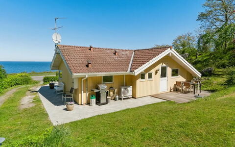 Henric - 75M from the Sea: Hout, Dak, Architectuur, Huis, Huis, Verblijf, Siding, Hardwood, Helling, Landgoed
