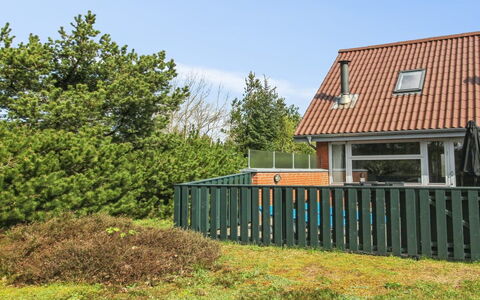 Rufina - 3.5Km from the Sea: Struik, Hek, Home Schermen, Tuin, Schaduw, Verblijf, Gazon, Landscaping, Piketomheining, Werf