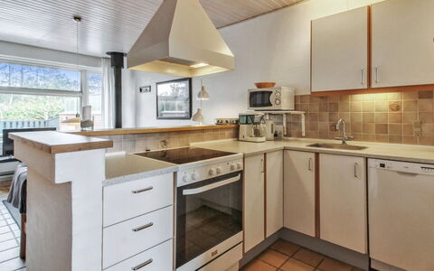 Rufina - 3.5Km from the Sea: Keuken, Countertop, Flooring, Interieur Ontwerp, Verdieping, Cabinetry, Hout, Plafond, Toestel Van De Keuken, Meubilair