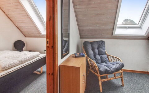 Rufina - 3.5Km from the Sea: Hout, Flooring, Verdieping, Meubilair, Interieur Ontwerp, Plafond, Slaapkamer, Hardwood, Kamer, Bed