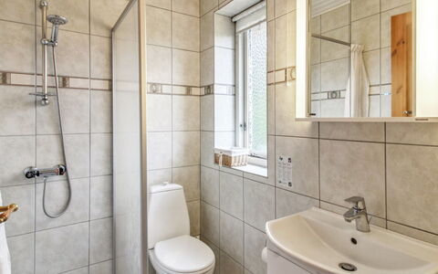 Rufina - 3.5Km from the Sea: Flooring, Loodgieterswerkinrichting, Verdieping, Badkamer, Interieur Ontwerp, Wastafel In De Badkamer, Toilet, Wastafel, Wc Bril, Loodgieter