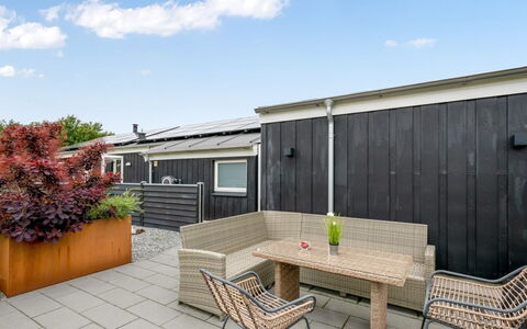 Noreen - 1.4Km to the Fjord: Meubilair, Interieur Ontwerp, Flooring, Verdieping, Plafond, Kamer, Stoel, Tafel, Appartement, Keuken En Eettafel