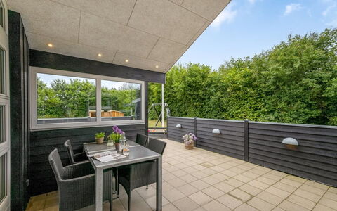 Noreen - 1.4Km to the Fjord: Meubilair, Interieur Ontwerp, Flooring, Verdieping, Plafond, Kamer, Stoel, Tafel, Appartement, Keuken En Eettafel