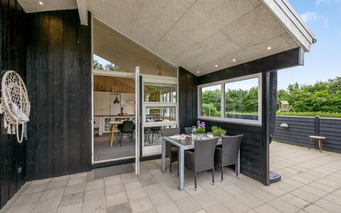 Noreen - 1.4Km to the Fjord: Meubilair, Interieur Ontwerp, Flooring, Verdieping, Plafond, Kamer, Stoel, Tafel, Appartement, Keuken En Eettafel