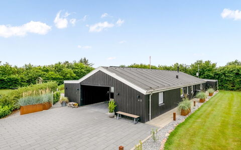 Noreen - 1.4Km to the Fjord: Meubilair, Interieur Ontwerp, Flooring, Verdieping, Plafond, Kamer, Stoel, Tafel, Appartement, Keuken En Eettafel
