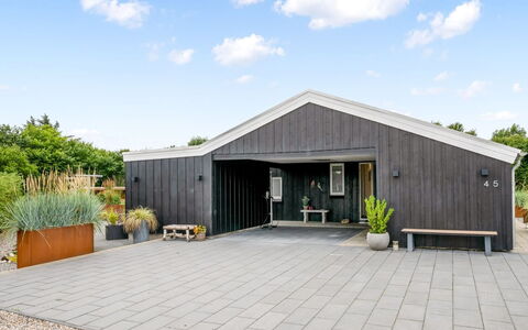 Noreen - 1.4Km to the Fjord: Meubilair, Interieur Ontwerp, Flooring, Verdieping, Plafond, Kamer, Stoel, Tafel, Appartement, Keuken En Eettafel