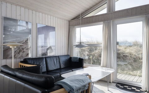 Merta - 150M from the Sea: Hout, Interieur Ontwerp, Huis, Plafond, Verdieping, Meubilair, Woonkamer, Kamer, Bankstel, Hardwood