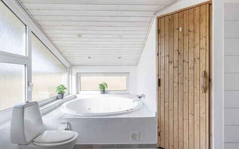 Merta - 150M from the Sea: Flooring, Interieur Ontwerp, Verdieping, Muur, Loodgieterswerkinrichting, Hout, Plafond, Badkamer, Kamer, Verlichting