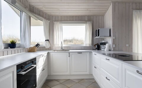 Merta - 150M from the Sea: Flooring, Interieur Ontwerp, Keuken, Plafond, Countertop, Cabinetry, Verdieping, Huis, Toestel Van De Keuken, Wastafel