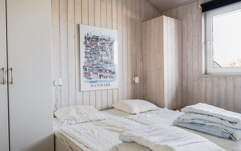 Merta - 150M from the Sea: Slaapkamer, Bed, Muur, Laken, Hout, Bedding, Verdieping, Interieur Ontwerp, Flooring, Linens