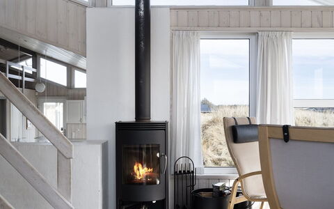 Merta - 150M from the Sea: Haard, Houtkachel, Verdieping, Woonkamer, Fireplace, Schoorsteen, Hardwood, Natuurlijk Materiaal, Huishoudapparatuur, Beits