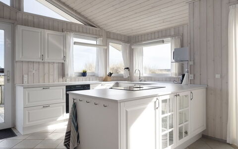 Merta - 150M from the Sea: Keuken, Countertop, Interieur Ontwerp, Cabinetry, Flooring, Meubilair, Plafond, Verdieping, Huis, Toestel Van De Keuken