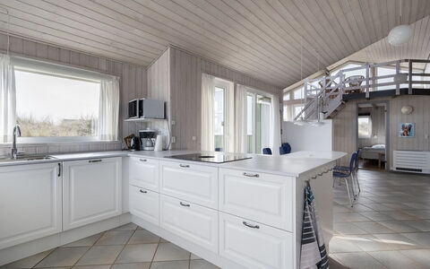 Merta - 150M from the Sea: Keuken, Hout, Flooring, Interieur Ontwerp, Countertop, Plafond, Verdieping, Huis, Cabinetry, Meubilair