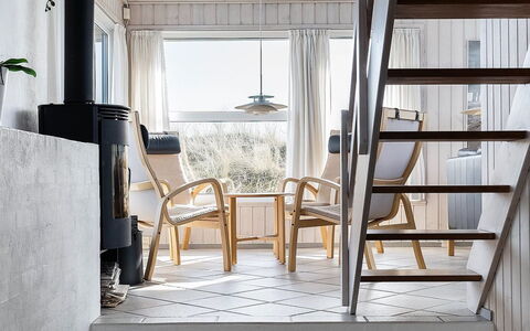 Merta - 150M from the Sea: Hout, Flooring, Interieur Ontwerp, Verdieping, Houten Vloer, Huis, Stoel, Hardwood, Beits, Woonkamer