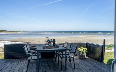 Eleanore - 25M from the Sea: Hout, Huis, Veranda, Dek, Hardwood, Dak, Beits, Houten Vloer, Eco Hotel