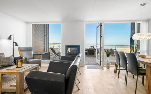 Eleanore - 25M from the Sea: Hout, Huis, Veranda, Dek, Hardwood, Dak, Beits, Houten Vloer, Eco Hotel