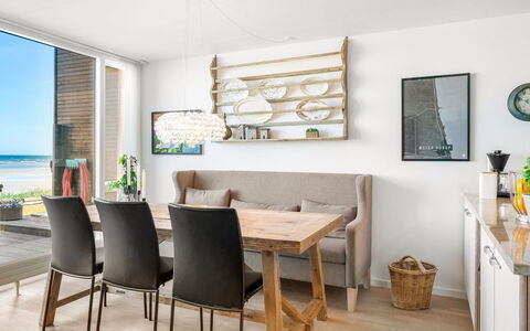 Eleanore - 25M from the Sea: Hout, Huis, Veranda, Dek, Hardwood, Dak, Beits, Houten Vloer, Eco Hotel