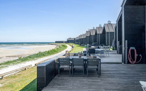 Eleanore - 25M from the Sea: Hout, Huis, Veranda, Dek, Hardwood, Dak, Beits, Houten Vloer, Eco Hotel