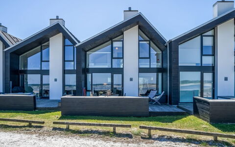 Eleanore - 25M from the Sea: Hout, Huis, Veranda, Dek, Hardwood, Dak, Beits, Houten Vloer, Eco Hotel