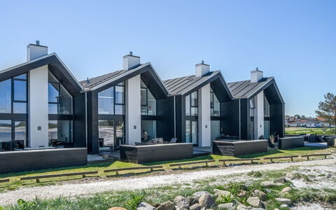 Eleanore - 25M from the Sea: Hout, Huis, Veranda, Dek, Hardwood, Dak, Beits, Houten Vloer, Eco Hotel