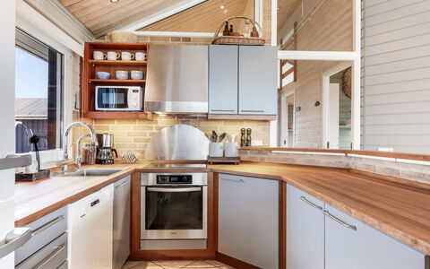 Aster - 150M from the Sea: Keuken, Toestel Van De Keuken, Countertop, Interieur Ontwerp, Flooring, Cabinetry, Major Appliance, Hout, Plafond, Meubilair